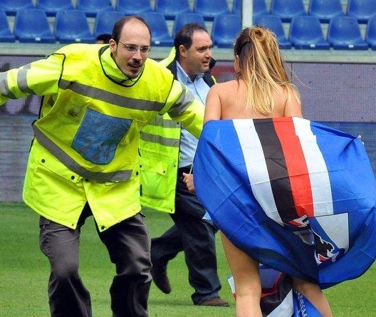 球员佩戴简 球员佩戴简